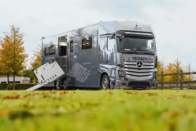 Camion chevaux AKX Actros L