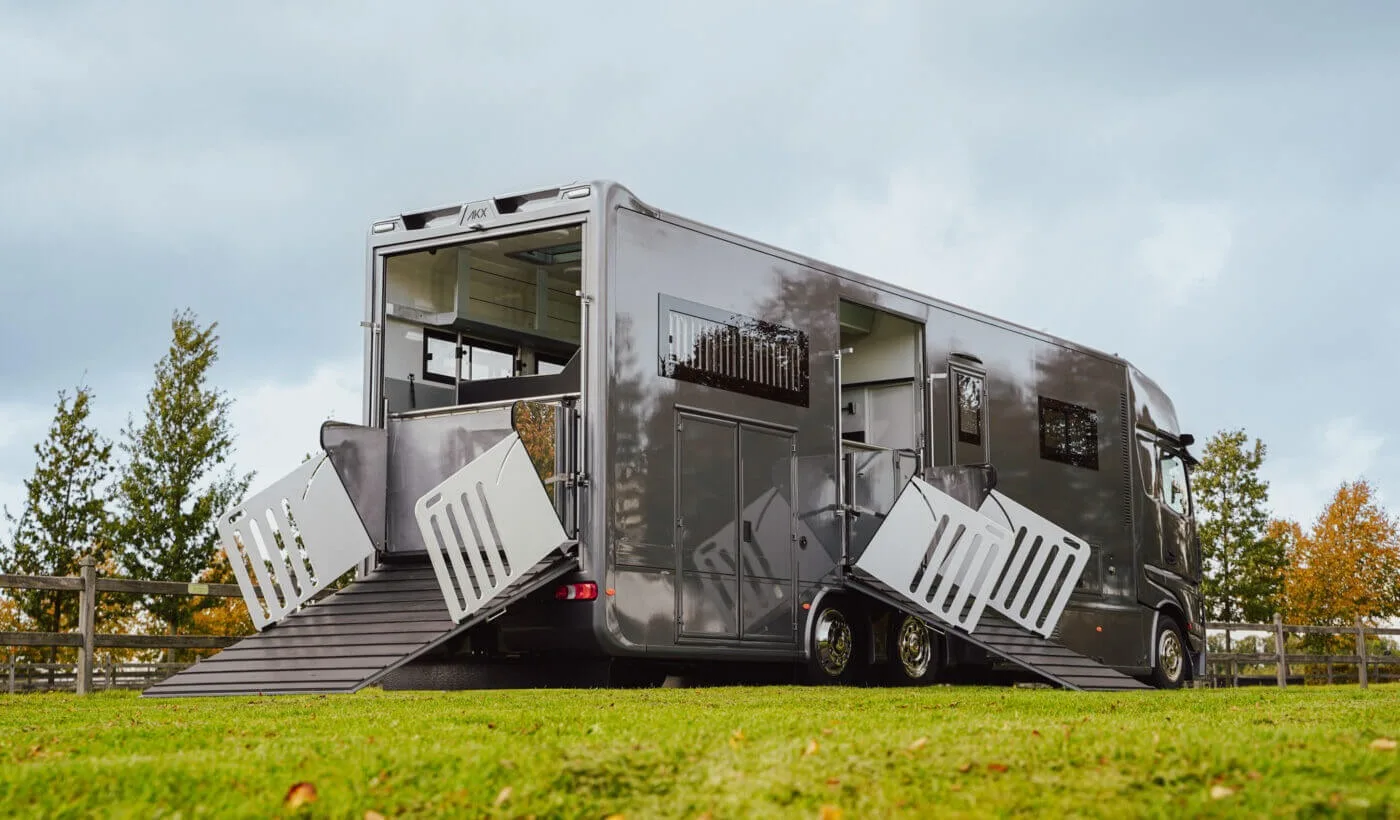 AKX Actros L, pont latéral et portes ouvertes