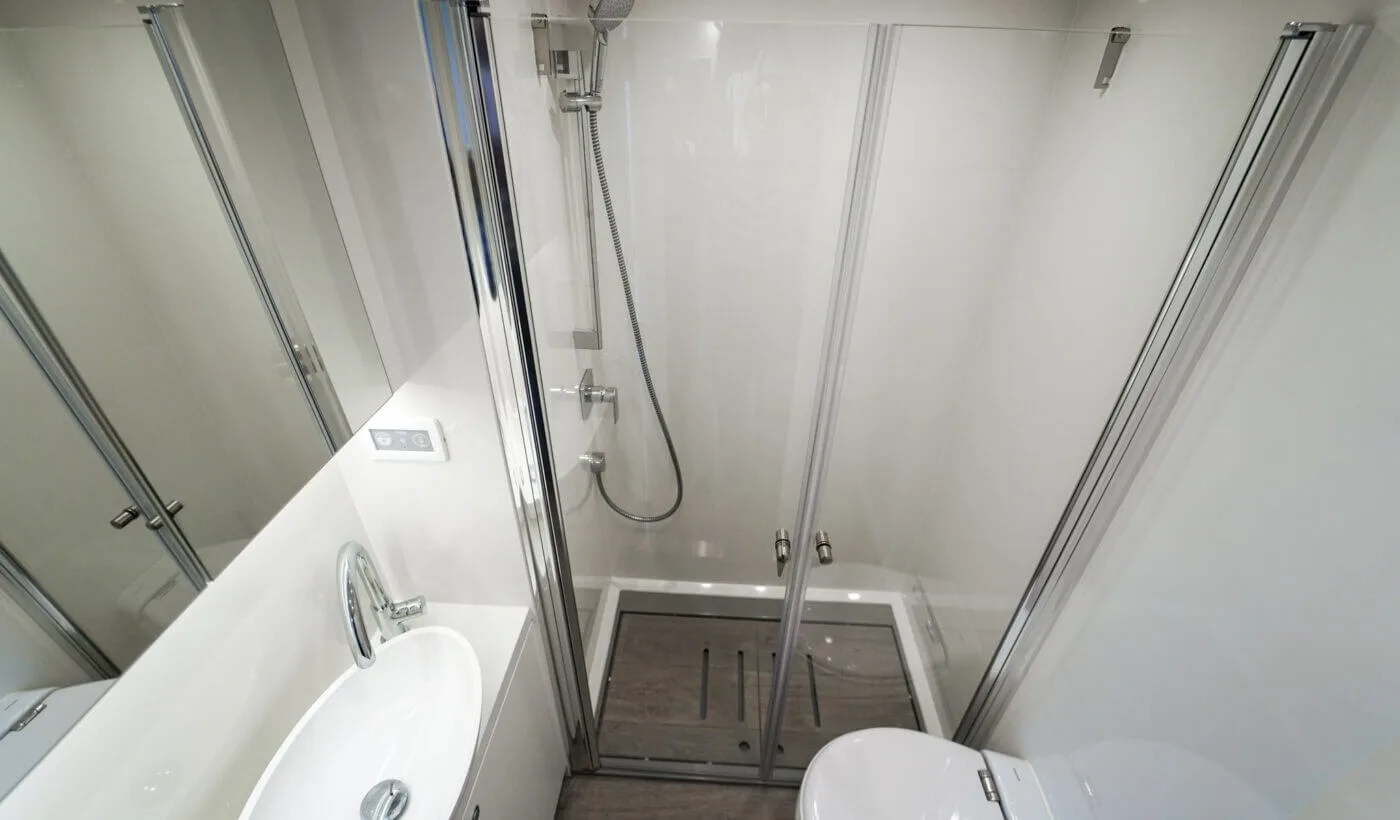 AKX Actros L, salle d'eau avec douche et WC