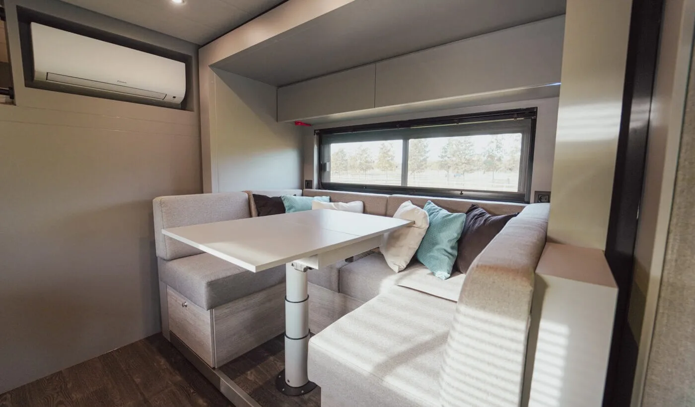 AKX Actros S, salon et coin repas du living