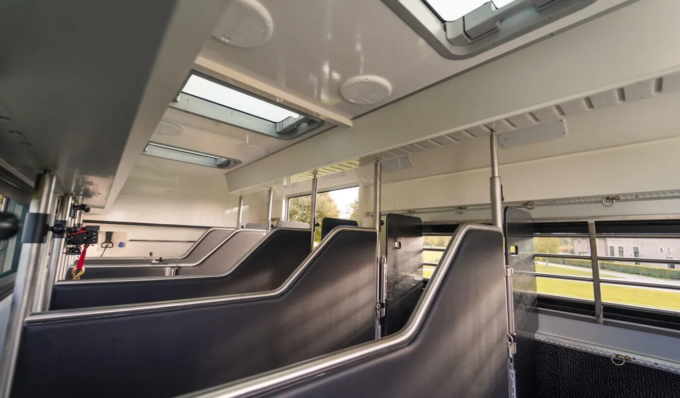 AKX Actros S, compartiment chevaux avec cloisons ajustables