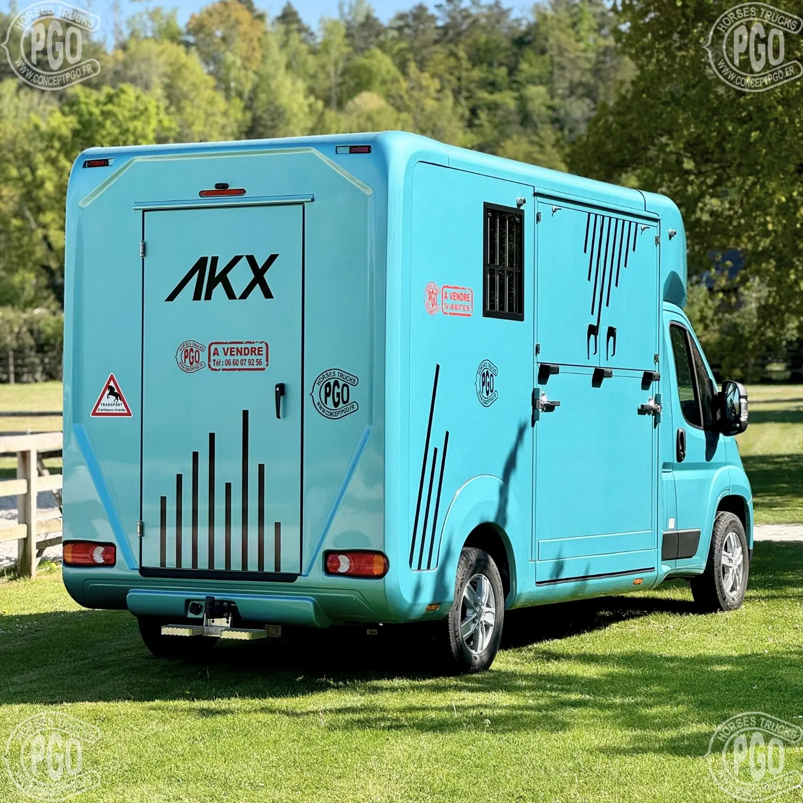 AKX Opel Movano, vue arrière 3/4 avec attelage