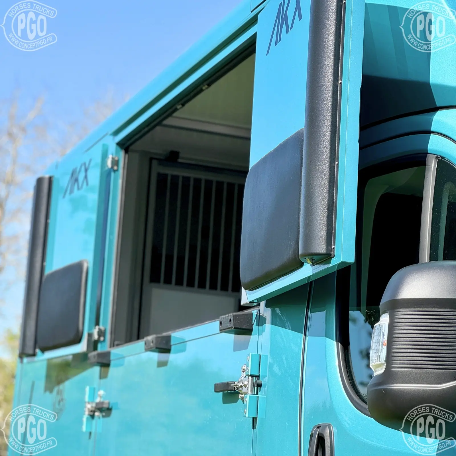 Accès latéral au compartiment chevaux de l'AKX Opel Movano