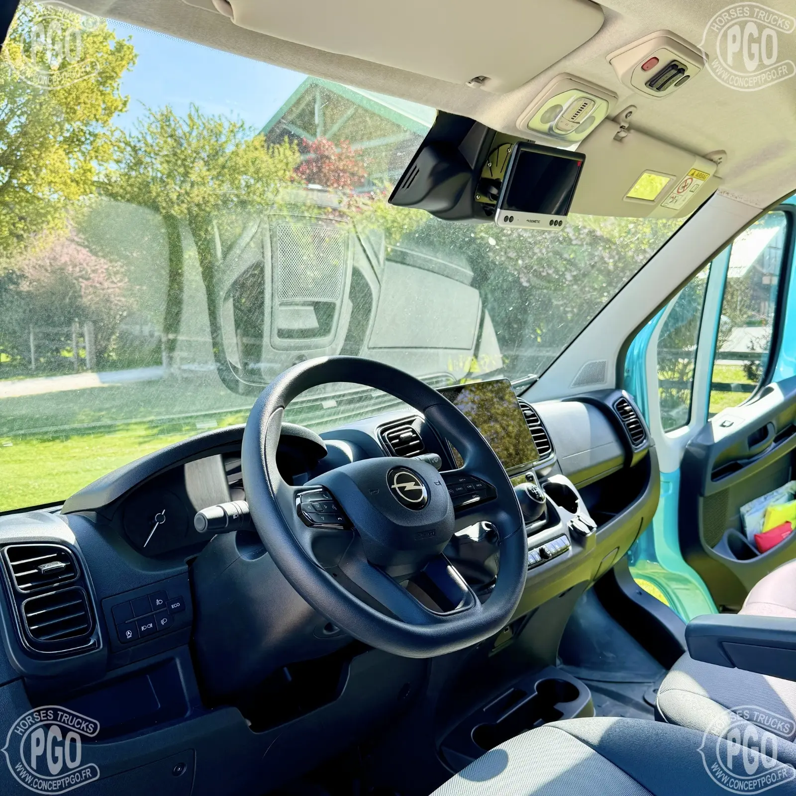 Poste de conduite de l'AKX Opel Movano, écran CarPlay et GPS